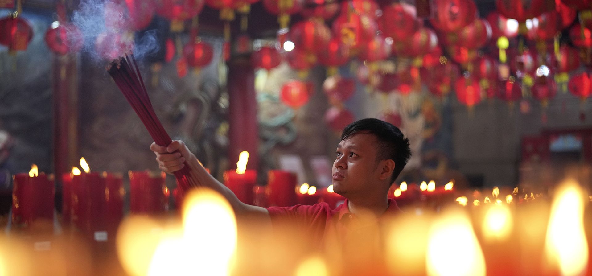 Un hombre sostiene varitas de incienso que acaba de encender durante la celebración del Año Nuevo Lunar de la Serpiente en el templo Hok Lay Kiong en Bekasi, Indonesia, el miércoles 29 de enero de 2025. (Foto AP/Dita Alangkara) Un hombre sostiene varitas de incienso que acaba de encender durante la celebración del Año Nuevo Lunar de la Serpiente en el templo Hok Lay Kiong en Bekasi, Indonesia, el miércoles 29 de enero de 2025. (Foto AP/Dita Alangkara)