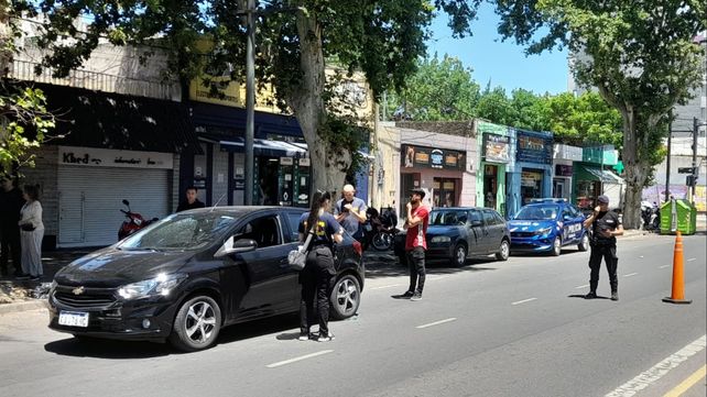 En Pellegrini al 3900 quedó estacionado el Chevrolet Onix negro que manejaba la prima de Antonella Roccuzzo. 