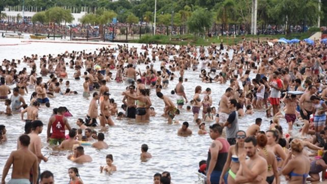Alivio. Las altas temperaturas llevan a una multitud hacia el Paraná.
