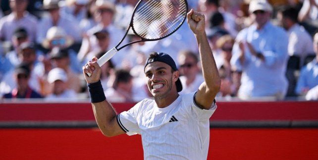 Francisco Cerúndolo ganó en tres sets y este domingo jugará la final en el césped londinense de Queens.