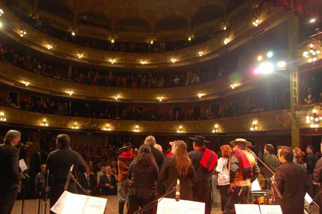 Exitosa noche de gala para recordar al Brigadier López en el Teatro Municipal
