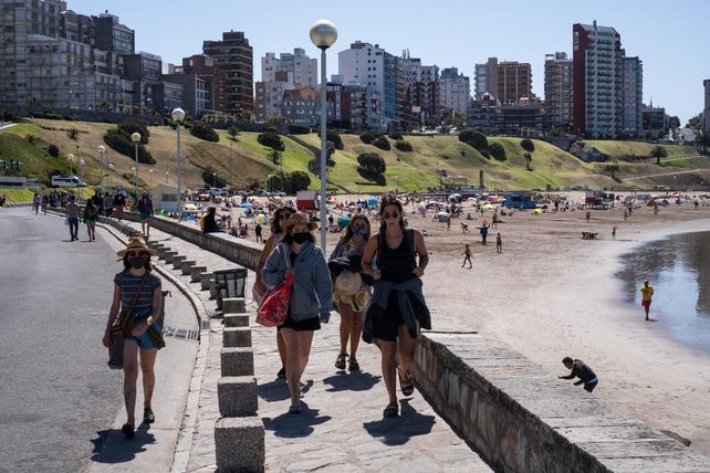 DÍA DE SOL. Jóvenes caminan por la costanera disfrutando de una jornada a pleno.