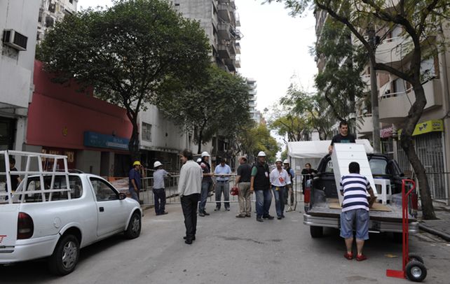 Hace algunos días regresaron los habitantes del edificio de Salta 2108 y hoy harán lo propio quienes vivían frente a la torre que se derrumbó. (Foto: C. Mutti Lovera)