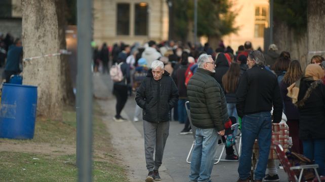 Una multitud se congregó en el predio de la ex Rural desde temprano para poder recibir la bendición de Leda.&nbsp;