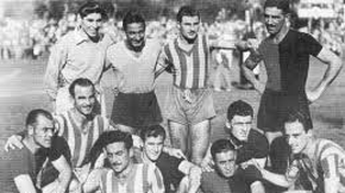 Otra historia. Los futbolistas de Central y Newell’s posan juntos para los fotógrafos dentro de la cancha en la previa de un clásico del campeonato de 1943.