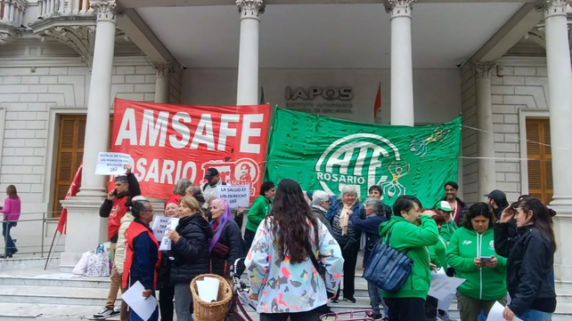 Delegados de los gremios Amsafé Rosario y ATE estuvieron hoy en la sede local del Iapos. Entregaron un petitorio para que cesen los aumentos por servicios complementarios.&nbsp;