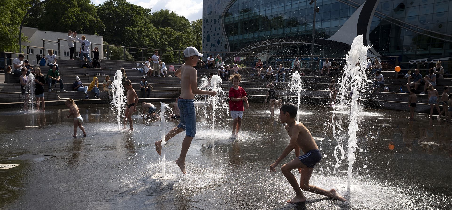 Los niños juegan en una fuente disfrutando de un día soleado en Moscú, Rusia. (Foto AP/Alexander Zemlianichenko)