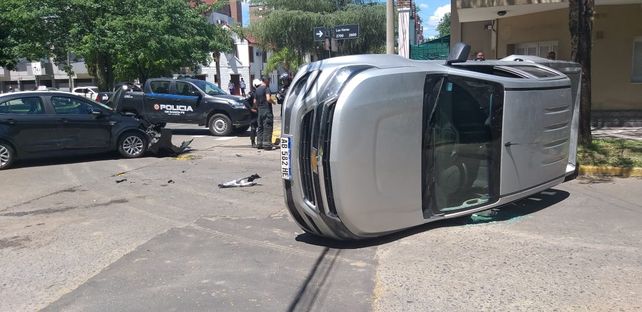 Violento vuelco de una camioneta tras chocar contra un taxi en el que viajaban una mujer y su bebe&nbsp;