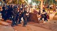 Forcejeos entre la policía y un grupo de manifestantes.