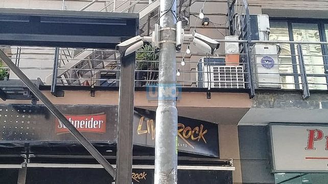 Cámaras de seguridad: disputa entre un bar y la Policía por sistema de sombrillas