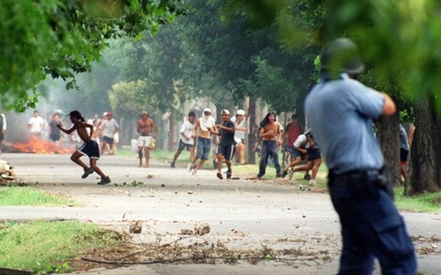 a quemarropa. El estallido social y las protestas de diciembre del 2001 recibieron una feroz respuesta repetida en el país: represión con balas. &nbsp;