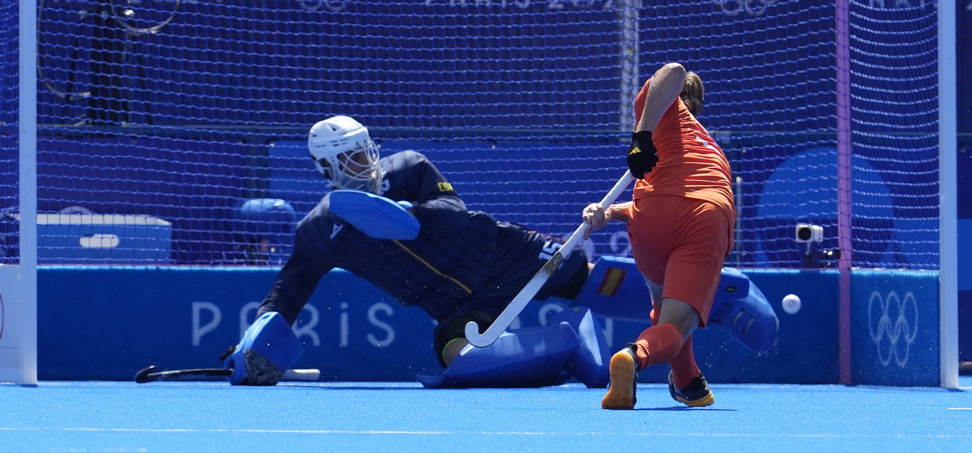 El holandés Jip Janssen marca el primer gol de su equipo durante el partido de semifinales de hockey sobre césped masculino entre Holanda y España en el Estadio Yves-du-Manoir durante los Juegos Olímpicos de Verano de 2024, el martes 6 de agosto de 2024, en Colombes, Francia. (Foto AP/ Anjum Naveed) El holandés Jip Janssen marca el primer gol de su equipo durante el partido de semifinales de hockey sobre césped masculino entre Holanda y España en el Estadio Yves-du-Manoir durante los Juegos Olímpicos de Verano de 2024, el martes 6 de agosto de 2024, en Colombes, Francia. (Foto AP/ Anjum Naveed)