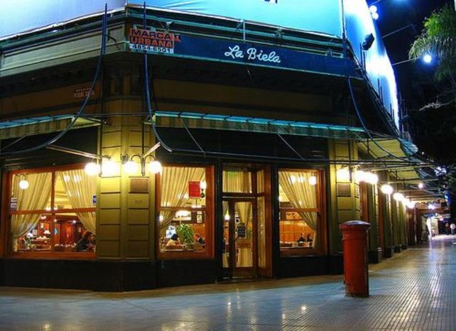 Dos chicas denunciaron que las echaron de un bar por lesbianas y convocan a un tortazo