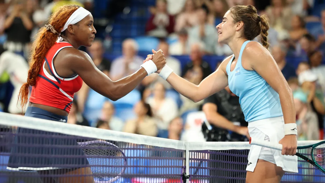 Solana Sierra saluda a la estadounidense Coco Gauff. Perdió por un doble 6/1.