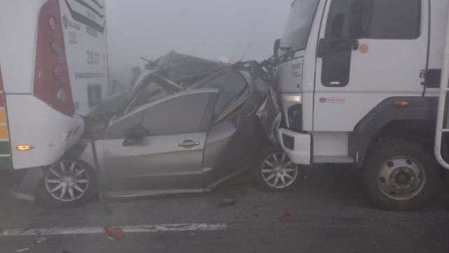 Un vehículo particular quedó aprisionado entre un ómnibus y un camión de gran porte que lo impactó desde atrás.