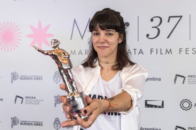 Ana García Blaya con el premio a mejor dirección en el Festival de Cine de Mar del Plata.
