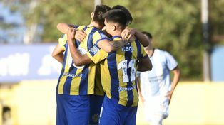 Los pibes de Central celebran eufóricos uno de los goles con los que el Canalla le ganó a Atlético Tucumán.