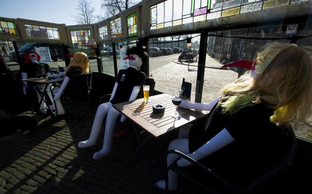 Una terraza llena de muñecos inflables durante una acción de protesta en el café De Ooievaar en Delfshaven, Rotterdam, Países Bajos. Los propietarios resisten el duro bloqueo del gobierno por el coronavirus.