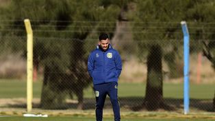 Tevez. está dando sus primeros pasos como técnico y su Central se muestra de manera muy irregular.