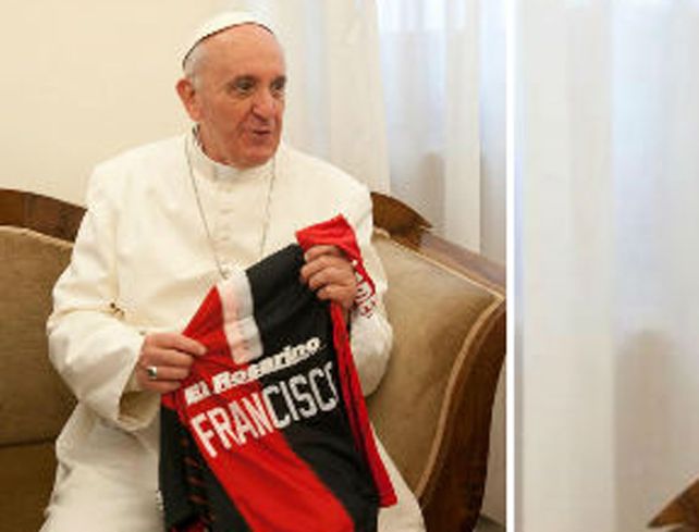 El Papa Francisco recibió una camiseta de Newell’s con su nombre