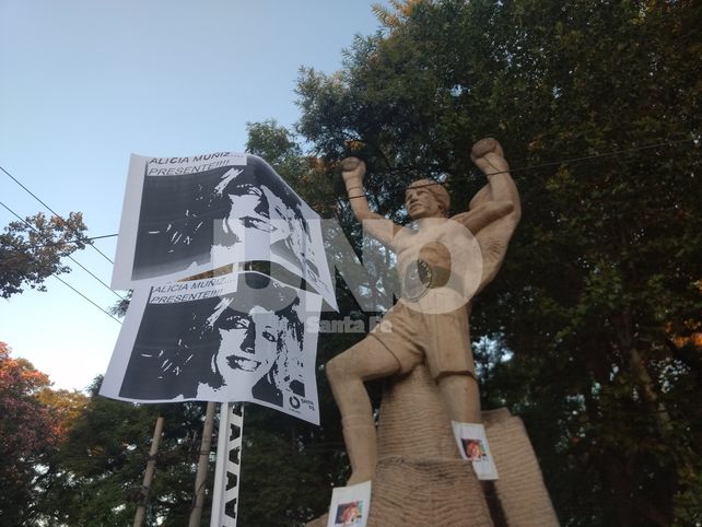 El monumento a Carlos Monzón se tiñó de lila en la Costanera