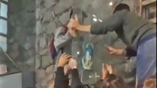 Córdoba. Un grupo de alumnos quitó la Virgen del hall de la facultad.