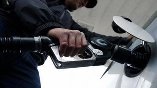 Advierten que las naftas podrían volver a subir 9% antes de fin de año