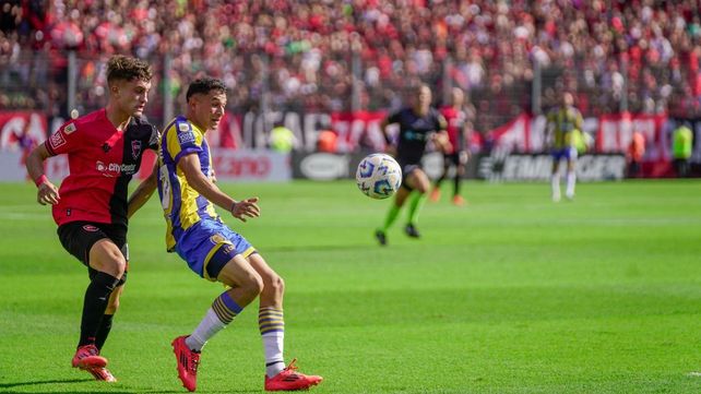 Martín Luciano disputa la pelota con Gaspar Duarte. El último partido del lateral hasta el cruce con Tigre.