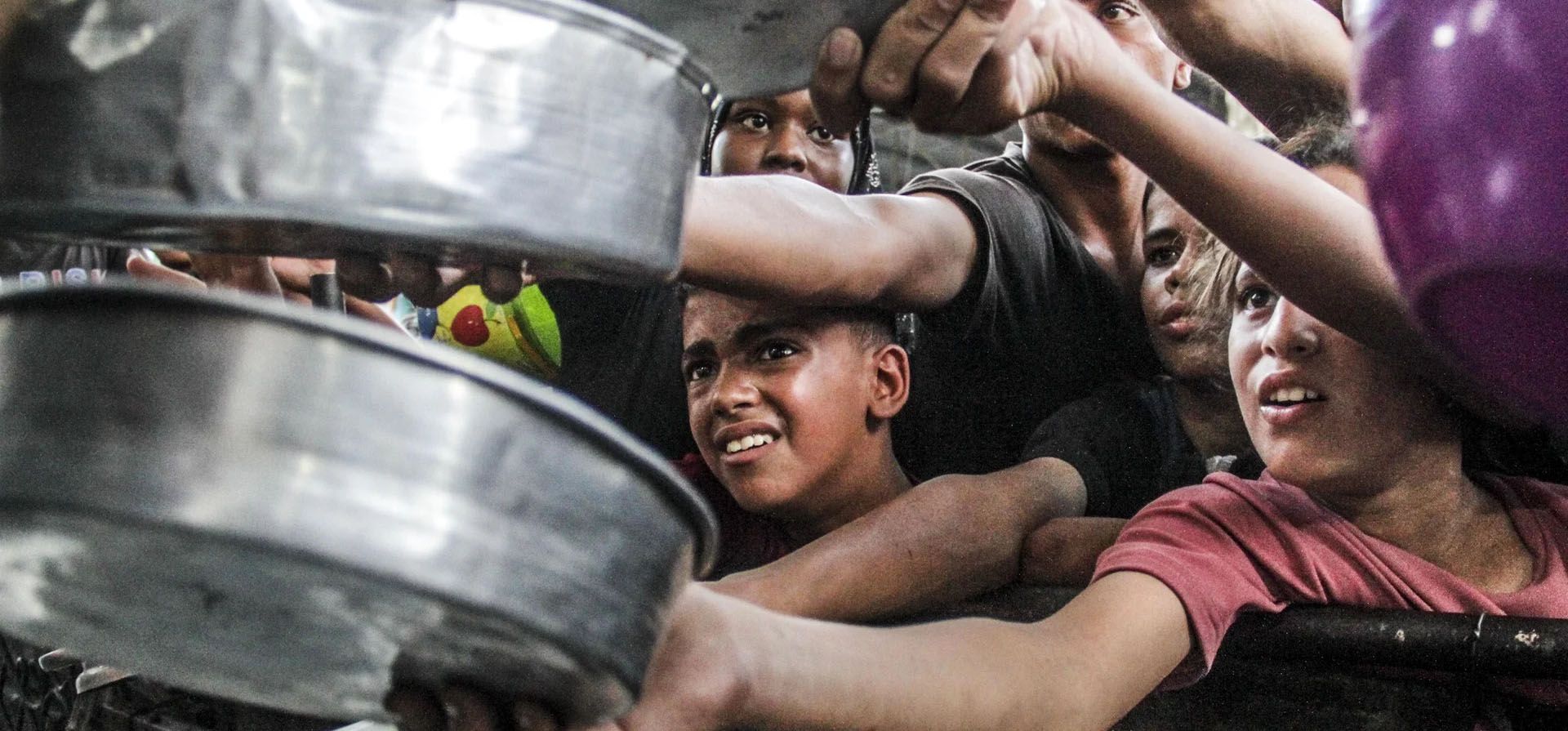 Los palestinos desplazados de Beit Lahia y Jabaliya reciben alimentos que han sido distribuidos por organizaciones benéficas en el norte de Gaza. Fotografía: Mahmoud Issa/Quds Net News/Zuma/Rex/Shutterstock Los palestinos desplazados de Beit Lahia y Jabaliya reciben alimentos que han sido distribuidos por organizaciones benéficas en el norte de Gaza. Fotografía: Mahmoud Issa/Quds Net News/Zuma/Rex/Shutterstock