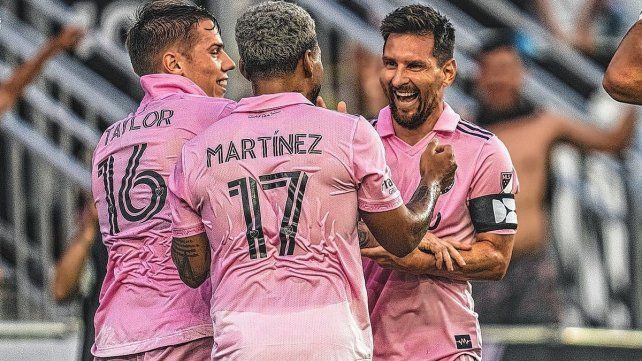 Lionel Messi ante otra vuelta olímpica.