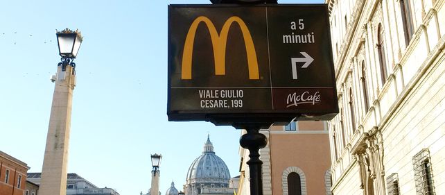 No fueron pocos los cardenales que lamentaron que la famosa cadena se haya instalado en suelo vaticano.