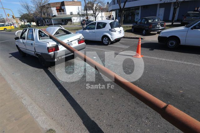 Cayó una columna de luz sobre un auto en López y Planes y P. Zenteno