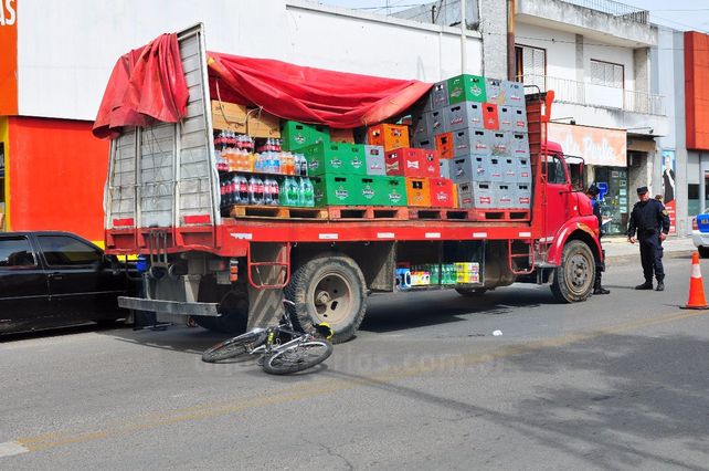 Un ciclista quedó aprisionado entre un camión en doble fila y una camioneta policial