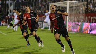 David Trezeguet grita su gol en Newells ante Quilmes en 2014 en el Coloso.