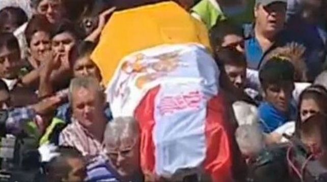 Al grito de justicia, justicia, una multitud despide en Tucumán al cura Juan Viroche