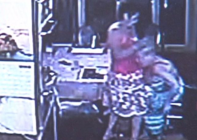 Grabaron a una enfermera golpeando a una mujer de 88 años