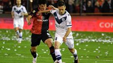 Cristaldo encara ante la marca de Guidara. Cristaldo encara ante la marca de Guidara.