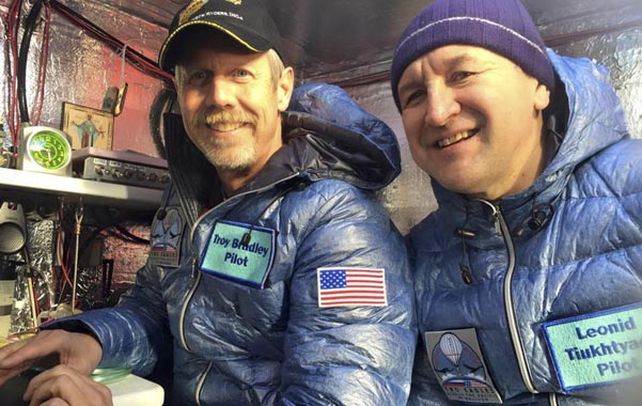 Pioneros. Troy Bradley (izq.) y Leonid Tiukhtayev en la cápsula del globo.