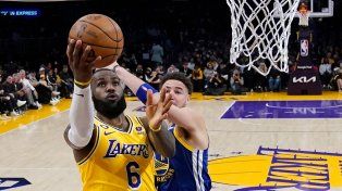 Los Lakers dejaron a los Warriors al borde del abismo en la NBA