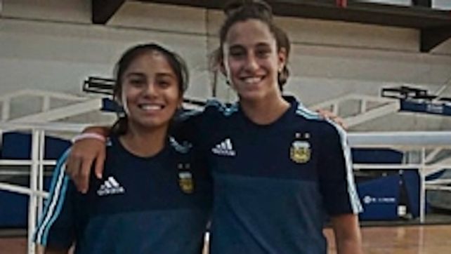 De selección. Aylín y Luli, felices con la camiseta del seleccionado de futsal de AFA.