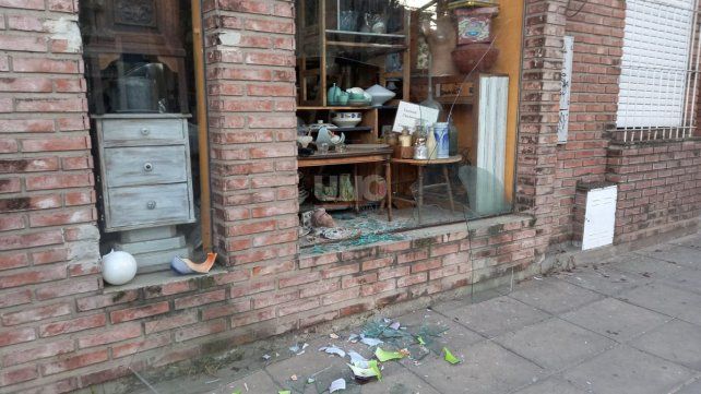 Rompieron la vidriera y se llevaron un robot de colección con un valor cercano a $50.000