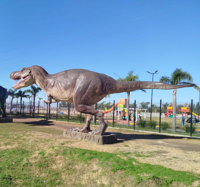Cómo es el gran parque temático con dinosaurios a minutos de Rosario