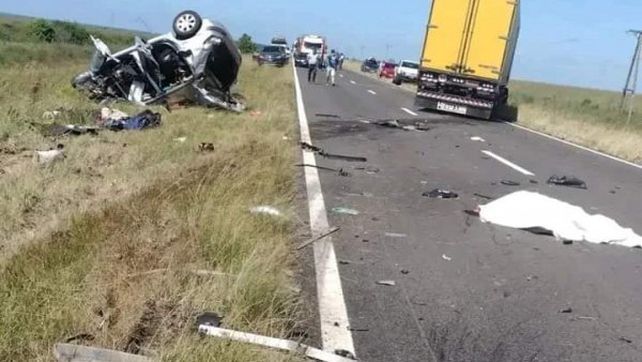 El Peugeot 307 donde viajaban cinco integrantes de una misma familia quedó totalmente destrozado tras chocar contra un camión de Correo Argentino en jurisdicción de La Cruz