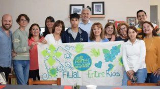 A través de las redes sociales la filial Paraná del Fondo de Becas para Estudiantes (FONBEC) abrió una convocatoria para apadrinar a seis jóvenes con el objetivo del colaborar en la continuación de sus estudios. En este sentido UNO dialogó con Marisela Retamal, coordinadora en la capital entrerriana, para detallar esta iniciativa.&nbsp;