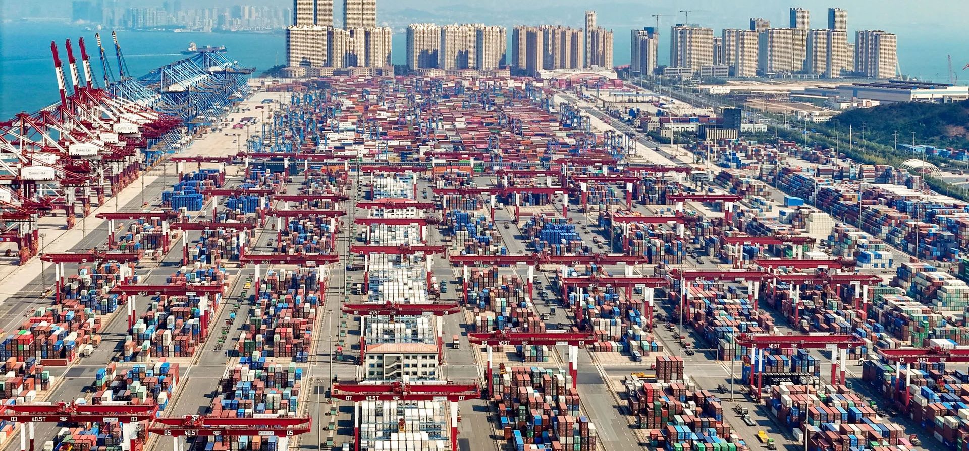Los buques de carga cargan y descargan contenedores en la Zona Franca Piloto de Shandong, Qingdao, China. Fotografía: Costfoto/NurPhoto/Rex/Shutterstock Los buques de carga cargan y descargan contenedores en la Zona Franca Piloto de Shandong, Qingdao, China. Fotografía: Costfoto/NurPhoto/Rex/Shutterstock