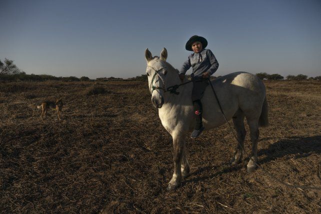 Sin clases, Jonás se baja poco del lomo de su caballo 