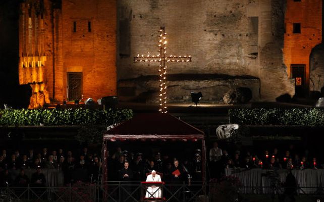 Imponente. Francisco en el centro de la plataforma en el Palatino. Desde allí siguió las instancias del Vía Crucis.