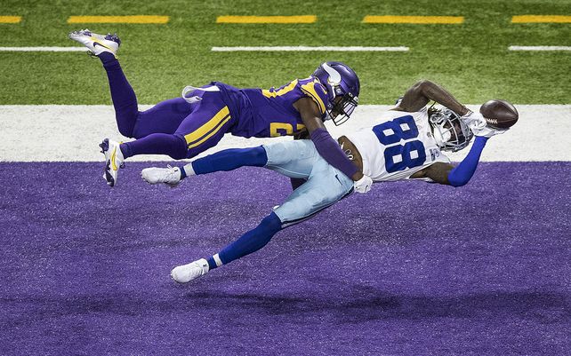 El receptor de los Dallas Cowboys CeeDee Lamb atrapa un pase de touchdown en el segundo cuarto sobre el esquinero de los Minnesota Vikings Jeff Gladney