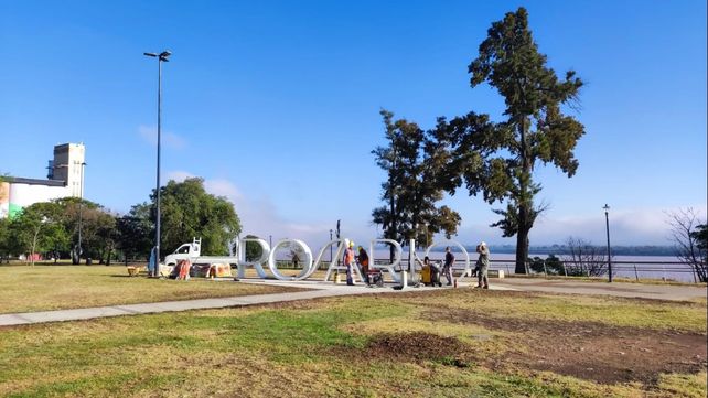 El cartel con la palabra Rosario está frente a los silos Davis y el río Paraná.