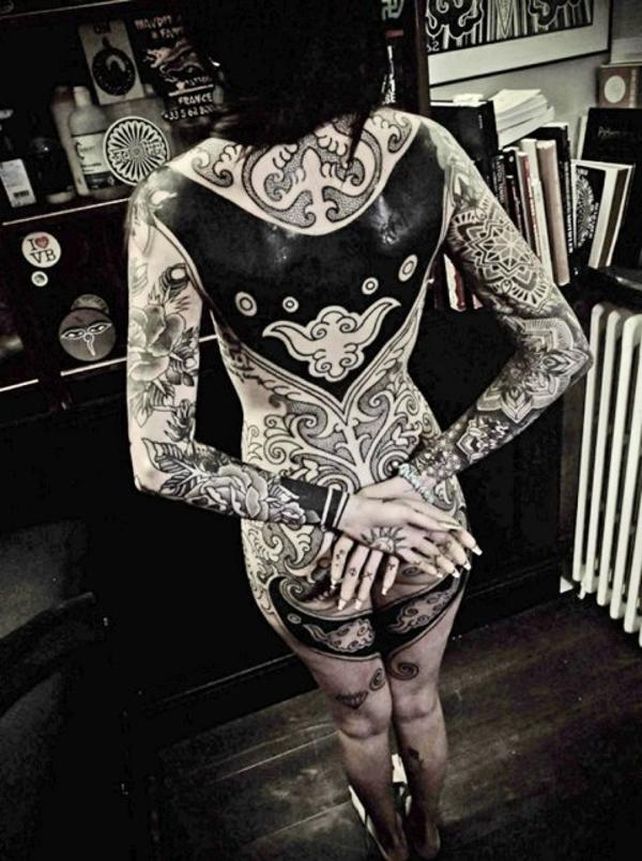 Candelaria Tinelli se volvió a tatuar y se tapó el cuello de color negro